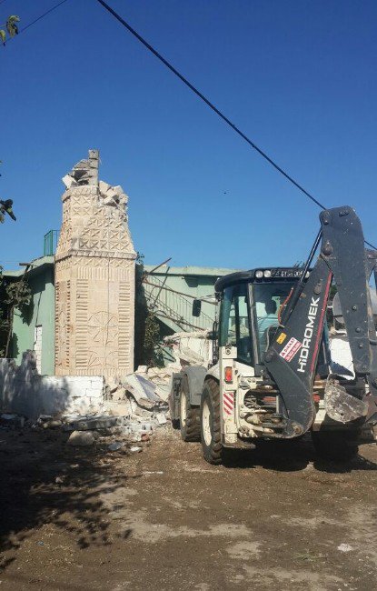 Fırtına Camilerin Minarelerini Yıktı