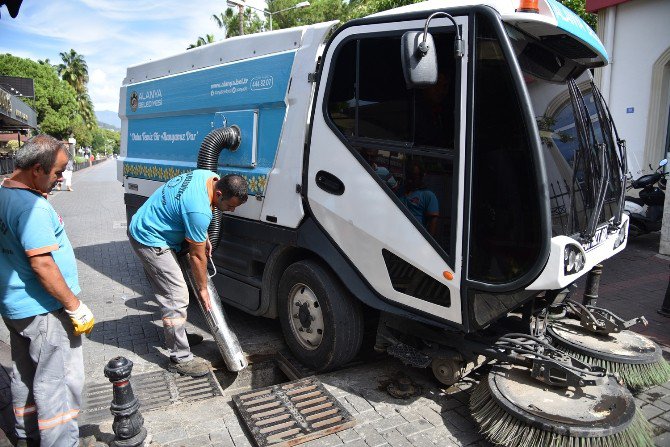 Alanya’da Yağmur Suyu Mazgalları Temizleniyor