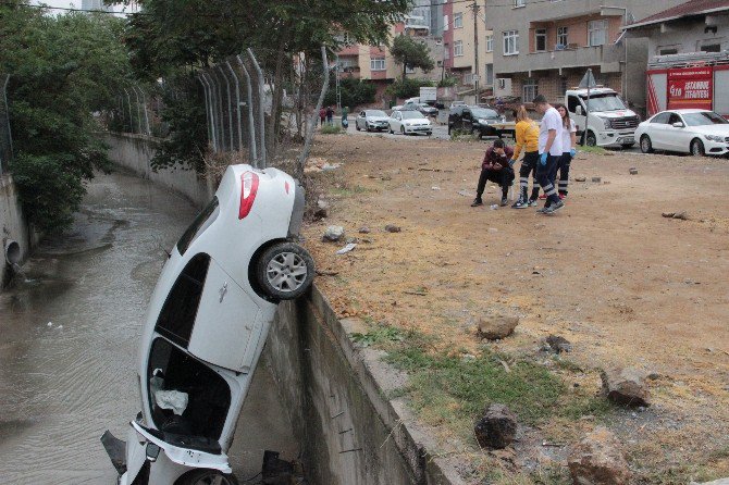 Ataşehir’de Otomobil Dereye Uçtu