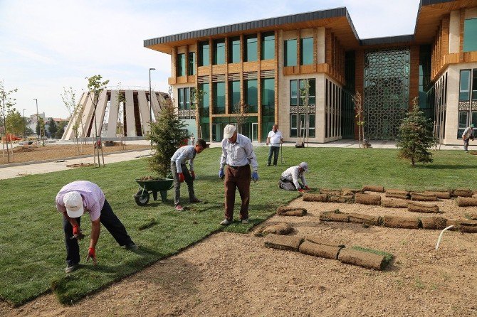 Başiskele’de Belediye Hizmet Binasının Çevre Düzenlemesi Yapılıyor