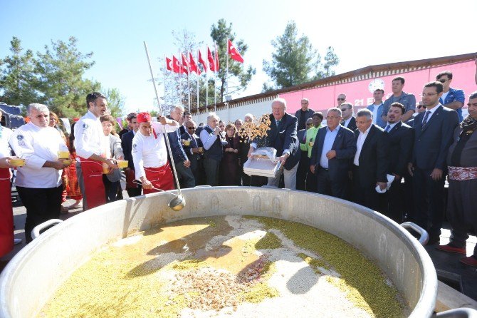 Gaziantep, Dünya Barışı İçin 3 Ton 192 Kilo Aşure Pişirdi