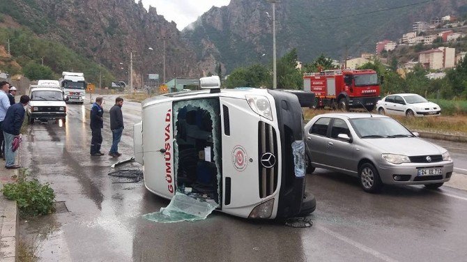 Torul’da Minibüs Yan Yattı: 4 Yaralı