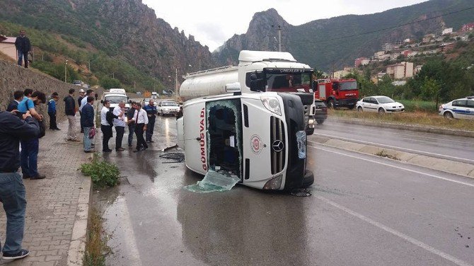 Torul’da Minibüs Yan Yattı: 4 Yaralı