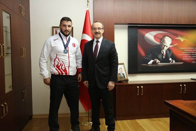 Dünya Üçüncüsü Sporcudan Vali Yavuz’a Ziyaret