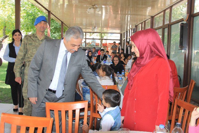 Hakkari’de Şehit Ve Gazi Ailelerine Yemek Verildi