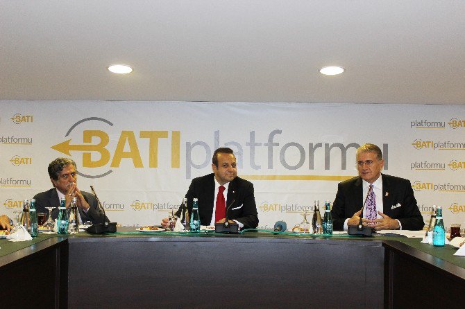 İaü’de ‘15 Temmuz Darbe Girişimi Ve Batı Duyarsızlığı’ Tartışıldı