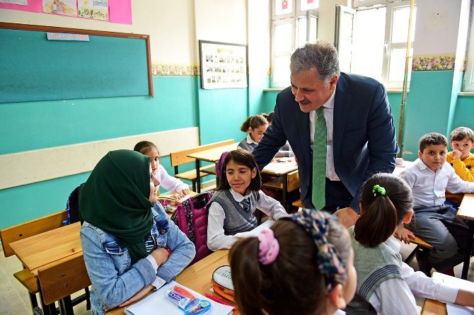 Büyükşehir Belediyesinden Öğrencilere Diş Macunu Ve Fırçası