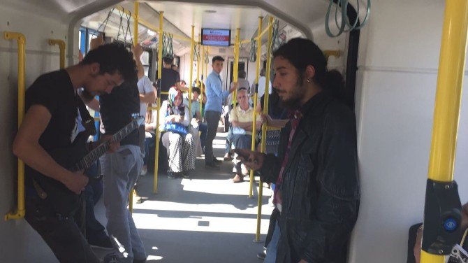 Metroda Yolcuları Şaşkına Uğratan Konser