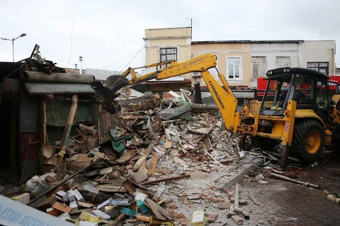 Orta Cami’de Ruhsatsız 11 Dükkan Yıkıldı