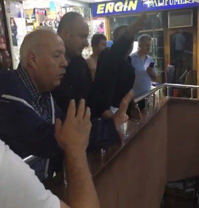 Çılgına Dönen Esnaflar, Ekipler Gelmeden Başkanı Göndermedi