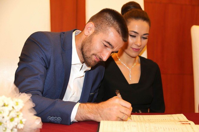 Sivasspor Kalecisi Tolgahan Acar Evlendi