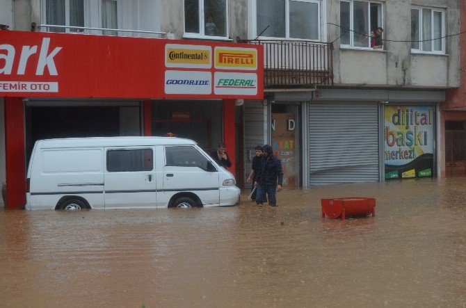 Beşikdüzü İlçesinde Okulda Mahsur Kalan Öğretmen Ve Öğrenciler Botlar Ve İtfaiye Araçları İle Kurtarıldı