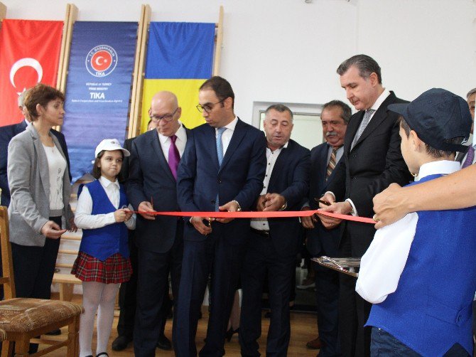 Tika’nın Kurduğu Spor Salonu Ve Bilgisayar Laboratuvarını Romanya Prensi Açtı