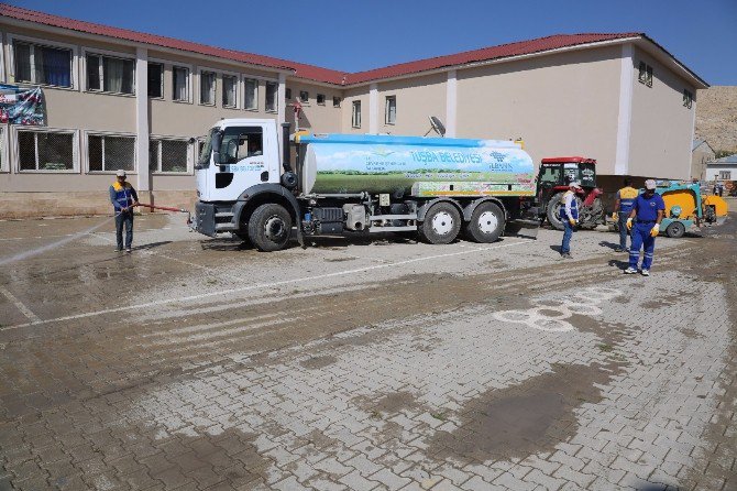 Tuşba Belediyesi’nden Eğitime Temizlik Desteği