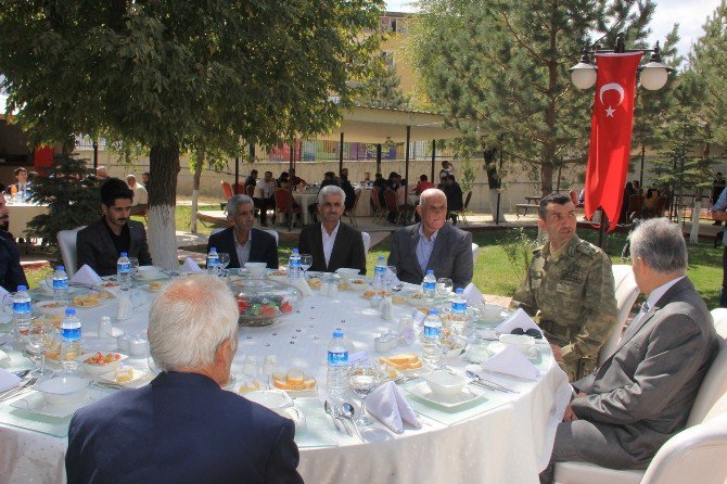 Hakkari’de Şehit Ve Gazi Ailelerine Yemek Verildi