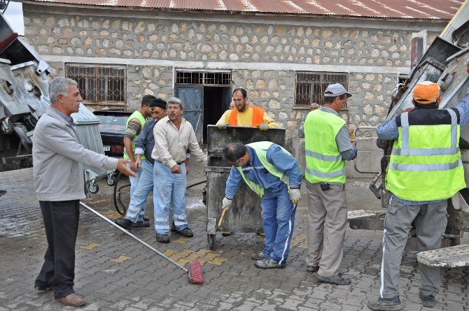 Gölbaşın’nda Çöp Konteynırları Yıkanıyor