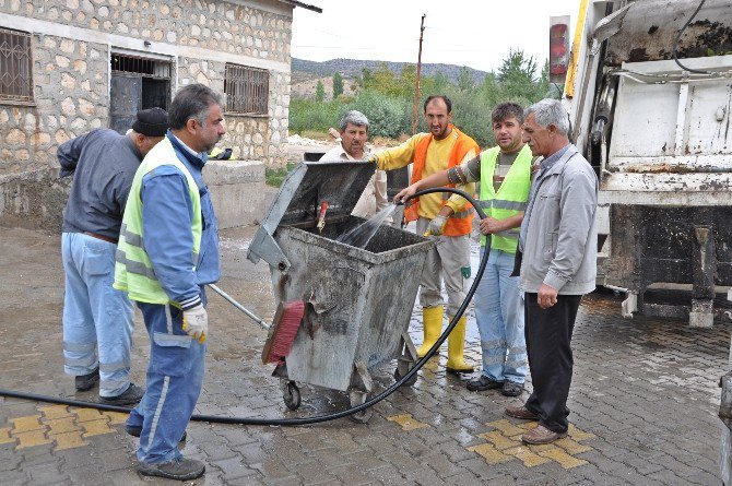 Gölbaşın’nda Çöp Konteynırları Yıkanıyor