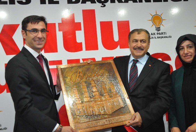 Bakan Veysel Eroğlu, Ak Parti Bitlis İl Başkanlığını Ziyaret Etti