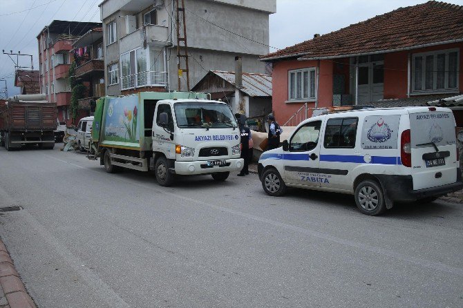 Akyazı Belediyesi Ekipleri Çöp Evi Temizledi