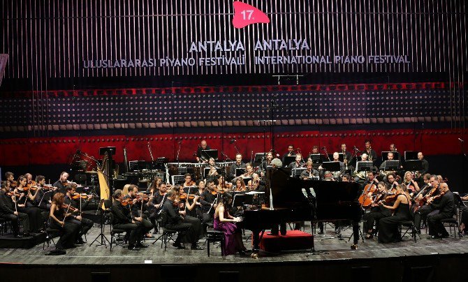 Dünyaca Ünlü Pianist Zhag Zuo, Piyanosunu Demokrasi İçin Çaldı