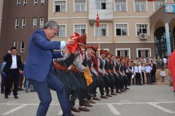 Halayın Başını Vali Çekti