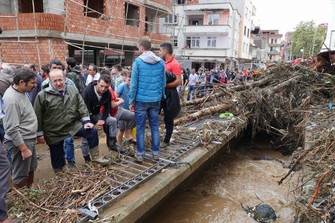 Beşikdüzü’de Yaralar Sarılmaya Çalışılıyor