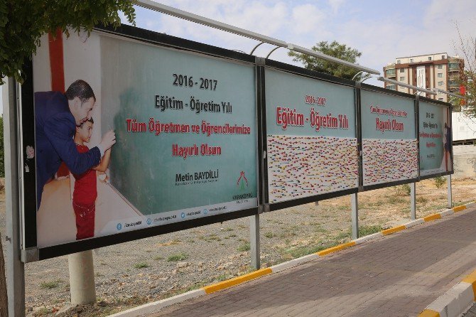 Öğrencilere Billboardlarda Kalem Ve Şeker Sürprizi