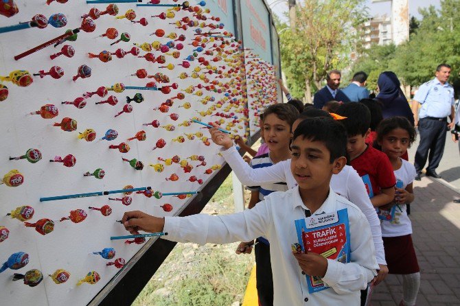 Öğrencilere Billboardlarda Kalem Ve Şeker Sürprizi