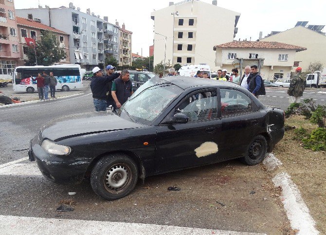 Çanakkale’de Tur Otobüsüyle Otomobil Çarpıştı: 3 Yaralı