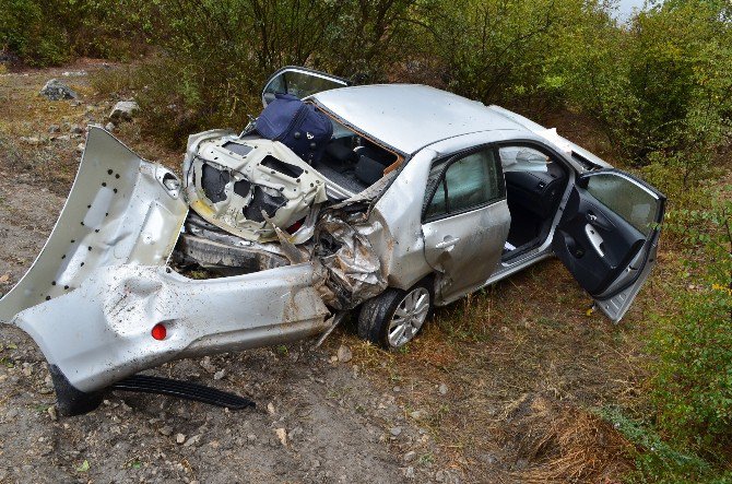 Çorum’da Otomobil Tarlaya Uçtu: 2 Yaralı