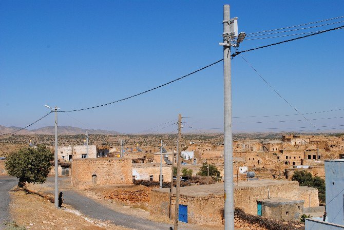 Dicle Elektrik Köy Şebekelerini Yeniliyor