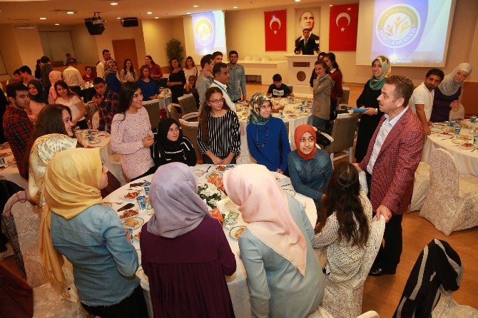 Gaziosmanpaşa Belediyesi Gençlik Merkezi Yüzde 72 Başarı Oranıyla Üniversiteli Yapıyor