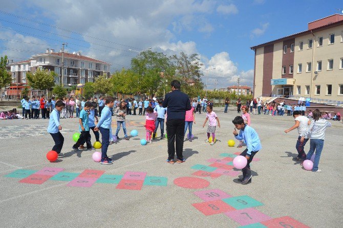 Karahisar Gençlik Merkezi Gönüllü Gençleri Minikler İle Bir Araya Geldi