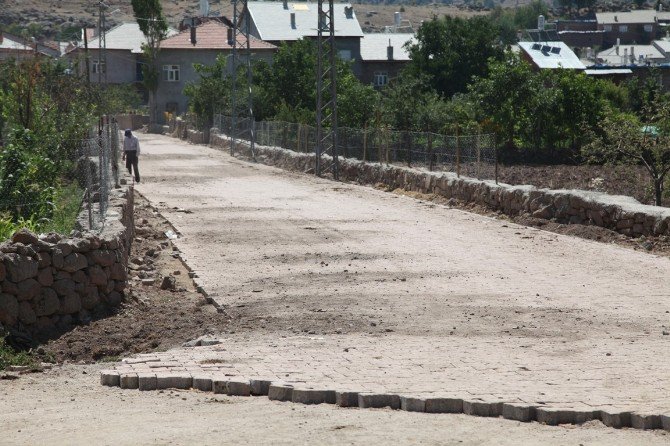 Seydişehir’in Ketenli Mahallesi’nde Kilitli Parke Taş Çalışmaları Sürüyor