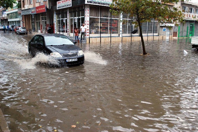 Salihli’de Sağanak Yağış Hayatı Felç Etti