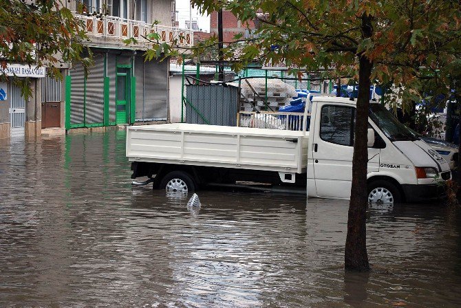 Salihli’de Sağanak Yağış Hayatı Felç Etti