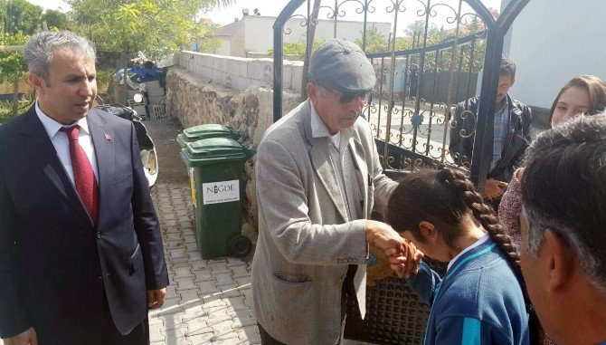 Şehit Ömer Halisdemir’in Mezarlığını Ziyaret Eden Öğrenciler Gözyaşlarını Tutamadı