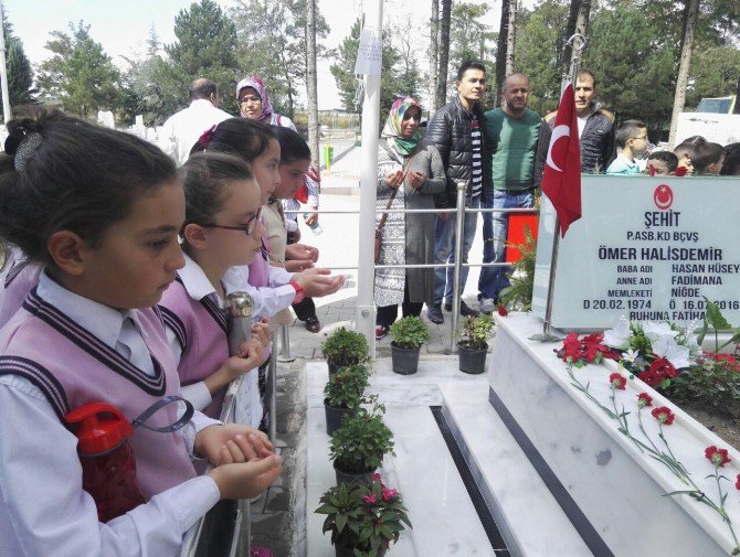 Şehit Ömer Halisdemir’in Mezarlığını Ziyaret Eden Öğrenciler Gözyaşlarını Tutamadı