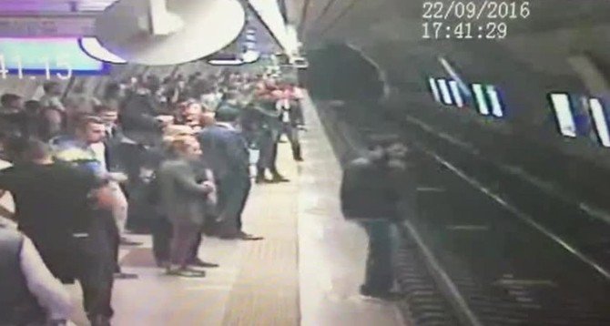 Görme Engelli Gencin Metro İstasyonuna Atlama Anı Kamerada