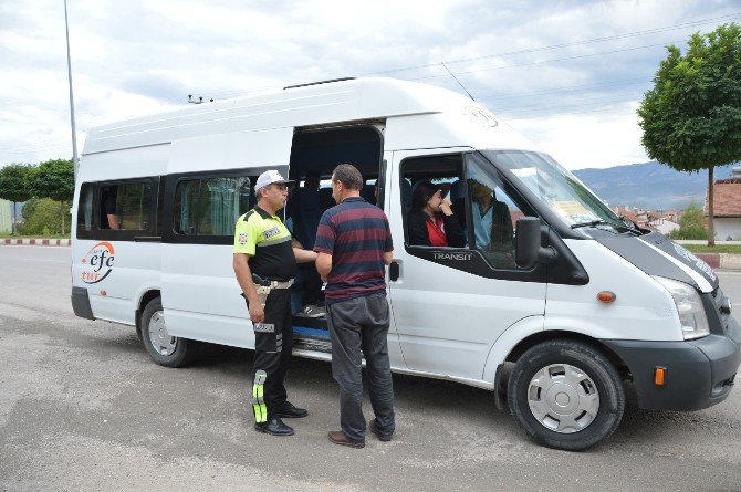 Niksar Polisi Öğrenci Servislerini Denetledi