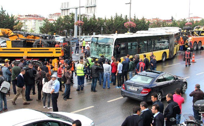 Acıbadem’de Kaza Yapan Metrobüs Yoldan Kaldırıldı