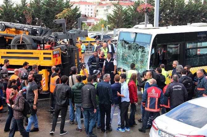 Acıbadem’de Kaza Yapan Metrobüs Yoldan Kaldırıldı