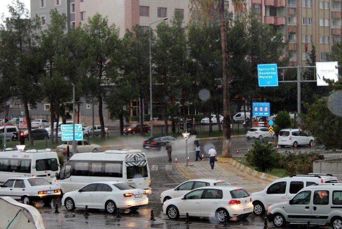 Adıyaman’da, Şiddetli Yağmur Ve Dolu Yağışı