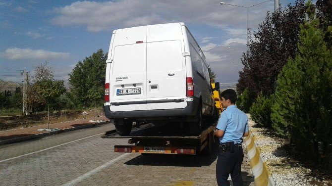 Adıyaman’da Minibüs Refüje Çarptı