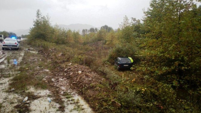 Bartın’da Otomobil Şarampole Yuvarlandı