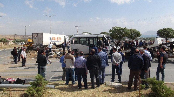 Tatvan’da Trafik Kazası: 1 Ölü, 6 Yaralı