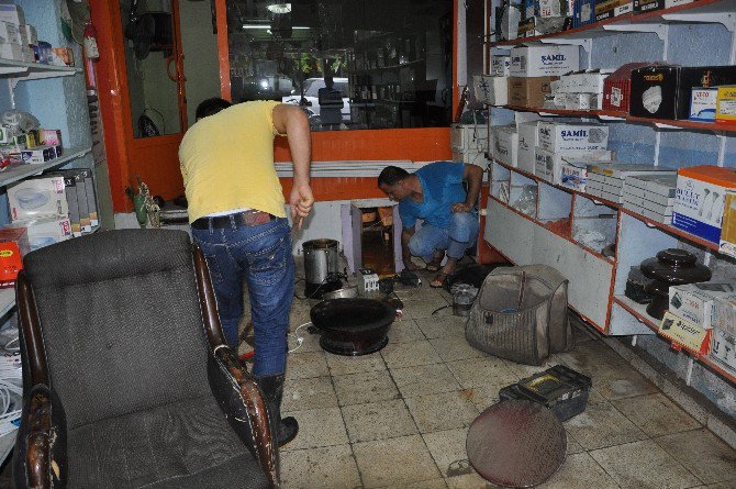 Reyhanlı’da Aşırı Yağış Ev Ve İş Yerlerini Sular Altında Bıraktı