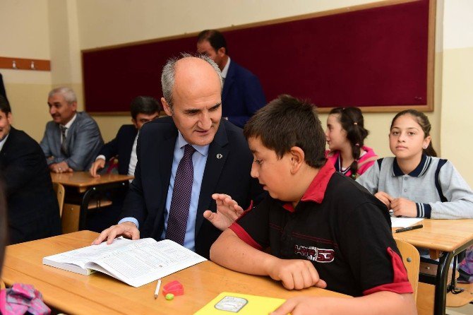 Dulkadiroğlu Belediyesi’nden Öğrencilere Kırtasiye Yardımı