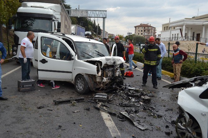 İki Otomobil Kafa Kafaya Çarpıştı: 3 Yaralı