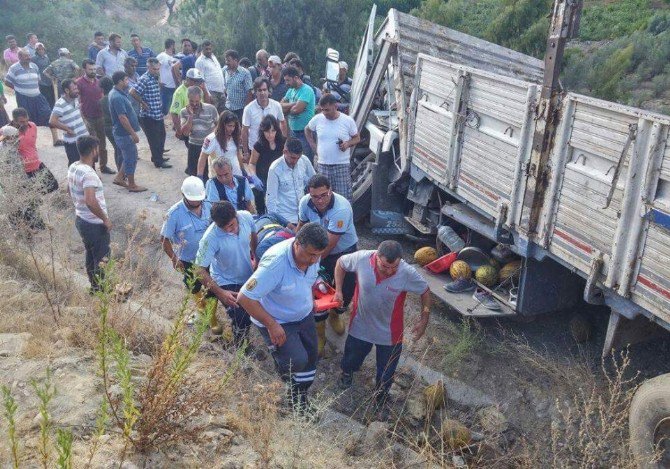 Kavun Yüklü Kamyon Şarampole Uçtu: 1 Yaralı